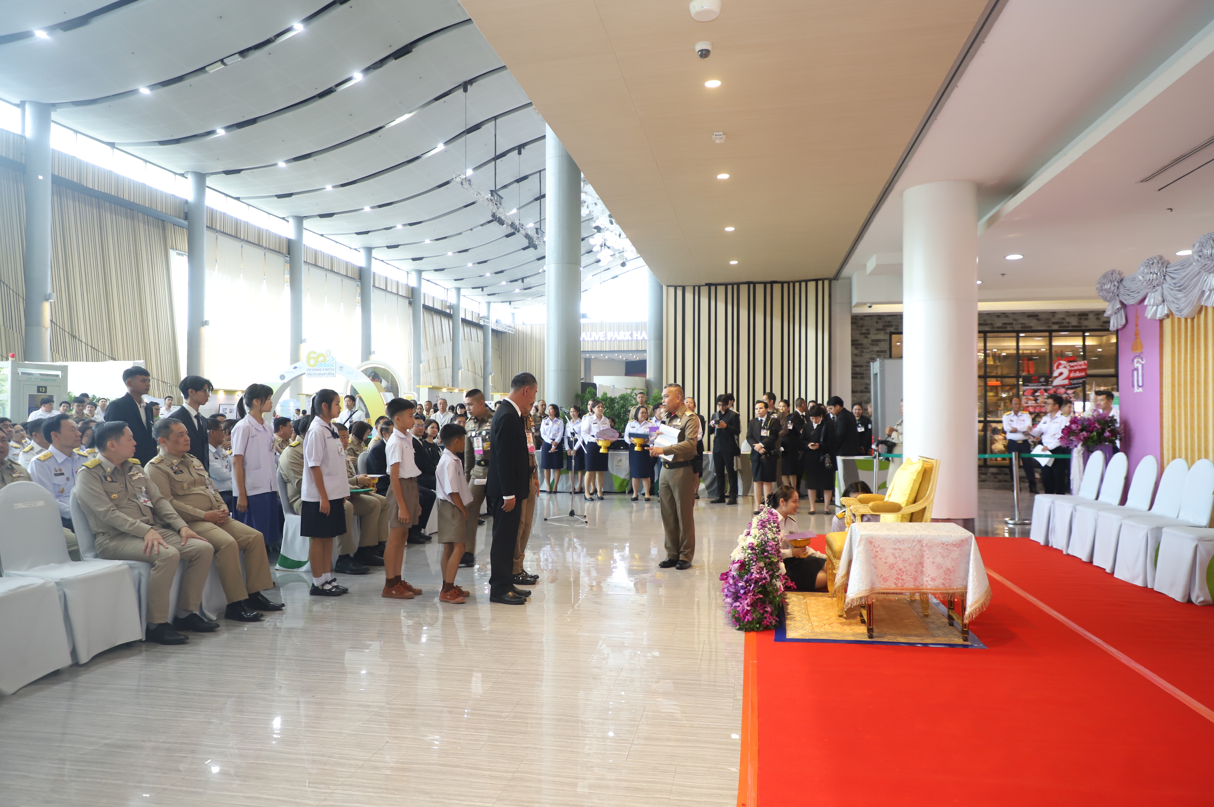 title - เลขาฯ ส.ป.ก. เฝ้ารับเสด็จ สมเด็จพระกนิษฐาธิราชเจ้า กรมสมเด็จพระเทพรัตนราชสุดาฯ สยามบรมราชกุมารี ทรงเป็นองค์ประธานเปิดงาน 60 ปี ปลานิลพระราชทาน เพื่อปวงชนชาวไทย